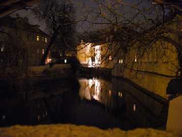 Una veduta notturna del canale.
