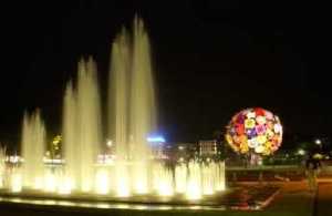 La fontana con il globo di fiori.